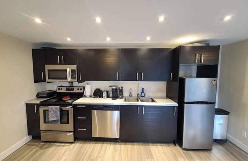 Vernon Apartment | Cozy Lake View Suite with Kitchen - Pet Friendly Getaway