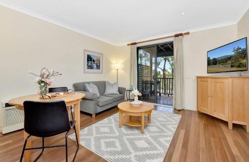 Pokolbin Villa | Inviting Pinot Villa at Cypress Lakes Resort with Pool Access