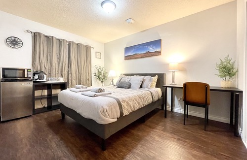 Lancaster House | Cozy 1BR Guest Suite Near Shops - Pet and Child Friendly