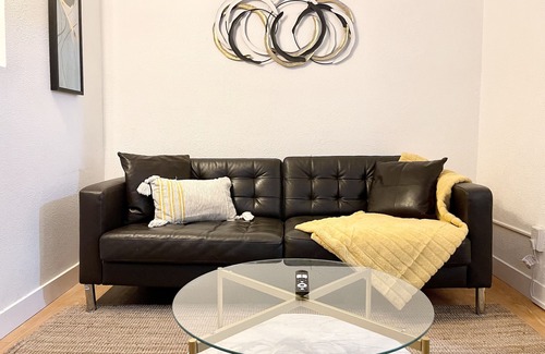 Lancaster House | Cozy 1BR Guest Suite Near Shops - Pet and Child Friendly
