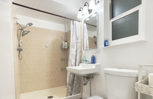 Lancaster House | Cozy 1BR Guest Suite Near Shops - Pet and Child Friendly