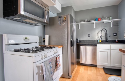 Indianapolis House | Cozy 2 Bedroom Retreat Steps from Christian Park!