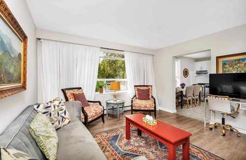 Burlington Apartment | Modern 2Bdrm Retreat with Pet-Friendly Amenities