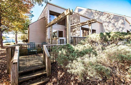 New Bern Resort | Cozy 2BR Condos with Private Pool in New Bern
