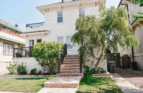 Long Beach Apartment | Cozy Pura Vida Long Beach Apartment Steps from the Ocean