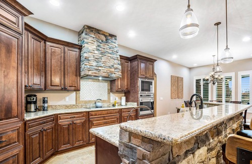 Desert View House | Exclusive Desert Oasis with Private Pool, Rated 9.8/10