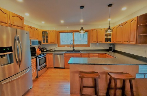 Bracebridge Cottage | Cozy Family Cottage with Hot Tub and Sauna - 9.8/10 Rated