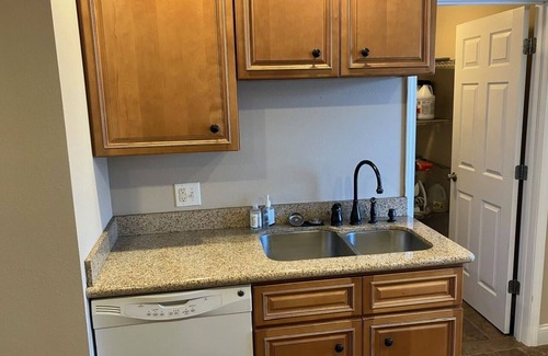 Cape Girardeau Apartment | Exquisite 3-Bedroom Retreat with Kitchen & Breakfast Included