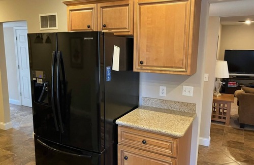 Cape Girardeau Apartment | Exquisite 3-Bedroom Retreat with Kitchen & Breakfast Included