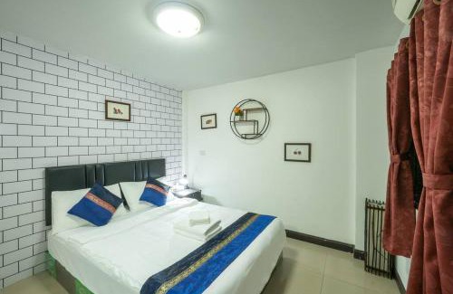 Wua Lai Apartment | Budget-Friendly 3 BR Townhome Near Old City, Pet Friendly