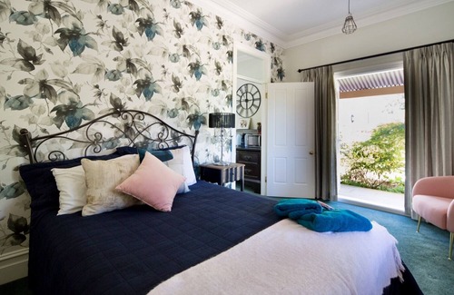 Arcadia Bed & Breakfast | Enchanted 3 Room Queen Suite with Pool in Arcadia Estate