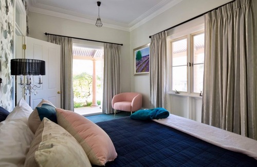 Arcadia Bed & Breakfast | Enchanted 3 Room Queen Suite with Pool in Arcadia Estate