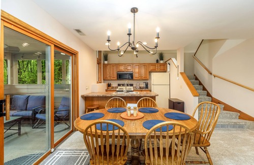 The Galena Territory House | Cozy 3BR Treehouse Retreat with Pool and Spa Amenities