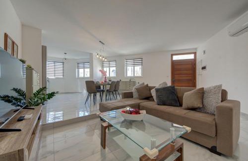 Pembroke Apartment | PRIVATE 3BR APARTMENT Next to Paceville & St George's Bay