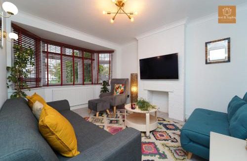 Hersham House | Private 3BR Home with Parking,WIFI,Garden,EV & Desk