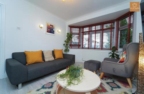Hersham House | Private 3BR Home with Parking,WIFI,Garden,EV & Desk