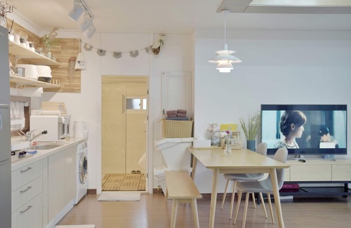 Yeonnam-dong House | Cozy 3-Room Retreat with Spa, Kitchen & Netflix Access