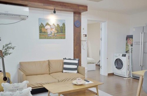 Yeonnam-dong House | Cozy 3-Room Retreat with Spa, Kitchen & Netflix Access