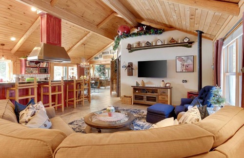 Deschutes River Woods House | Tranquil Escape: Private 5-Acre Pond & Pool for Reunions