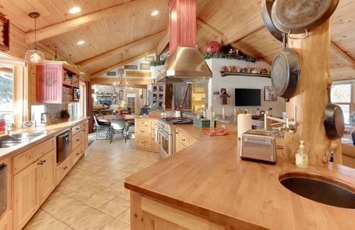 Deschutes River Woods House | Tranquil Escape: Private 5-Acre Pond & Pool for Reunions