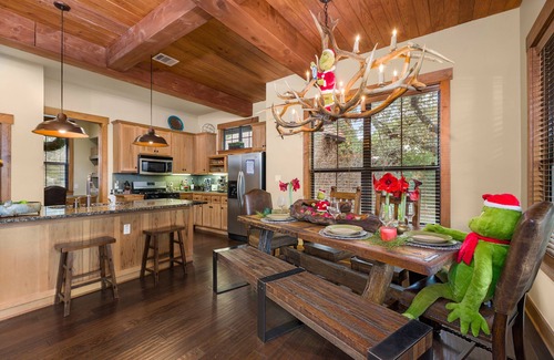 Leander Cabin | Premier 5 Star Retreat with Pool & Lake View on Travis
