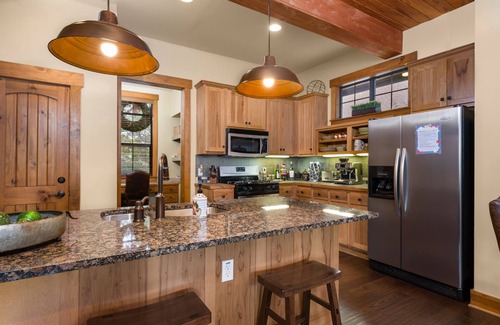 Leander Cabin | Premier 5 Star Retreat with Pool & Lake View on Travis