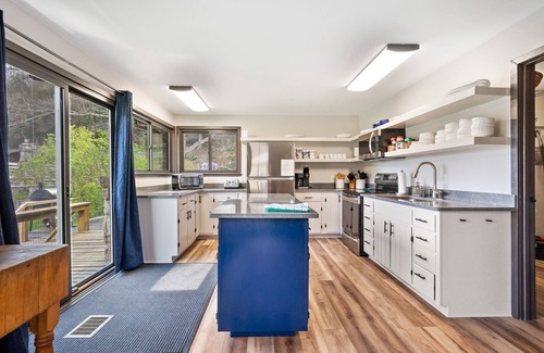 Fairhope House | Experience Mountain Paradise: Pet-Friendly Retreat with Spa