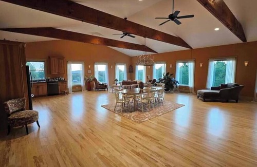 Guilford House | Private Retreat Minutes from Dream Park and All Star Village