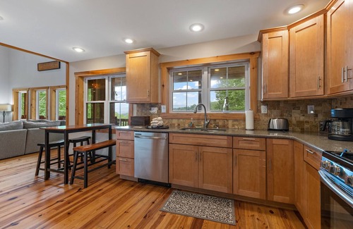 Vilas Cabin | Idyllic Private Lodge with Breathtaking Long-Range Views