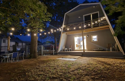 Granbury Cottage | Renovated A-Frame Retreat with Kayaks on Scenic Canal