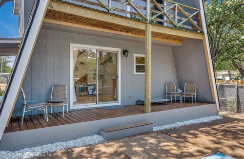 Granbury Cottage | Renovated A-Frame Retreat with Kayaks on Scenic Canal