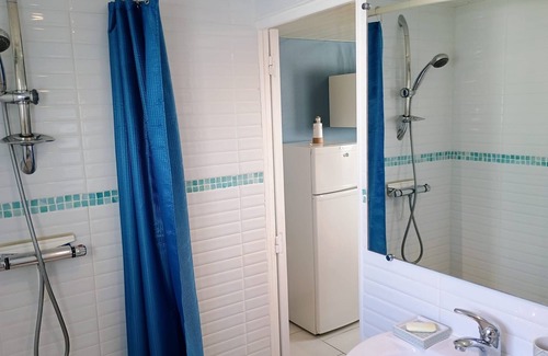 Gavres Apartment | Private accommodation 50 m from the beach