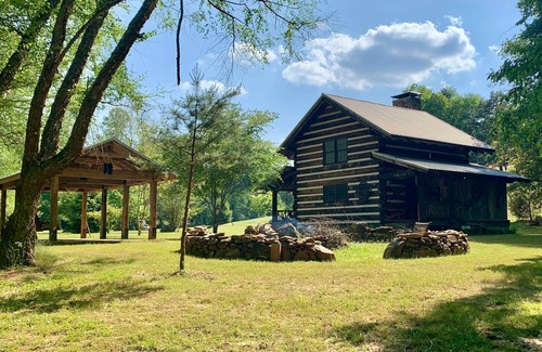 Connellys Springs Cabin | Tranquil Couples Retreat by a Serene Creek with Spa Access