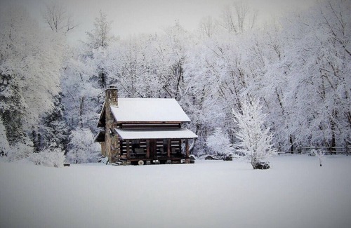 Connellys Springs Cabin | Tranquil Couples Retreat by a Serene Creek with Spa Access