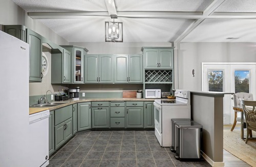 Ashland House | Exclusive Getaway Near Safari Park & Family-Friendly Amenities