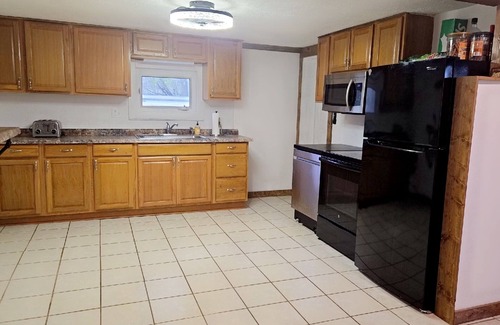 Grove City House | Private and charming 3-bedroom house in Grove City with wifi and firepit
