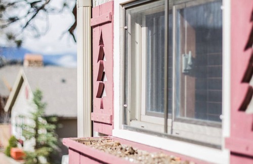Estes Park Cabin | Cozy Miners Cabin with Full Kitchen & Pet-Friendly Access