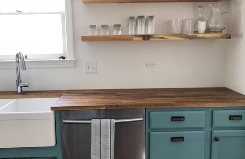 Waldron House | Pet-Friendly Modern Farmhouse with Spa Near Major Highways