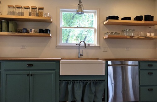 Waldron House | Pet-Friendly Modern Farmhouse with Spa Near Major Highways