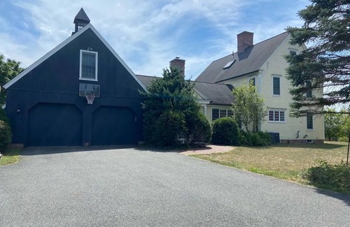 Amherst Apartment | Private and Spacious Loft in Amherst - Near UMASS. Meticulously Cleaned.