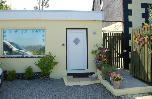 Dinas Apartment | Seaside Private Annex with Ocean Views & Pet Friendly
