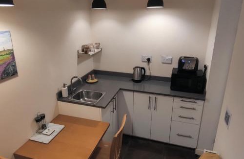 Todmorden Apartment | Inviting Victorian Villa Annex with Kitchen & Free Parking