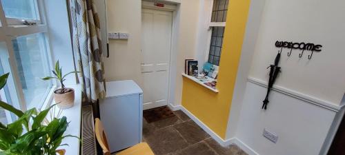Todmorden Apartment | Inviting Victorian Villa Annex with Kitchen & Free Parking