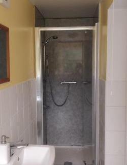 Todmorden Apartment | Inviting Victorian Villa Annex with Kitchen & Free Parking