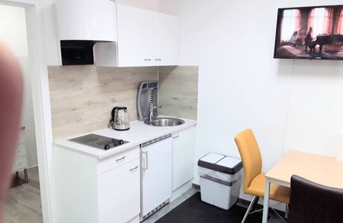 Ruesselsheim House | Cozy Apartment Near Frankfurt Airport with Kitchen & Breakfast