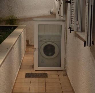 Aigio Apartment | Convenient Apartment Near City Center - Pet & Child Friendly