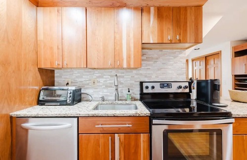 Glen Head Apartment | Cozy Apartment on Tree-Lined Estate Near Beaches & NYC