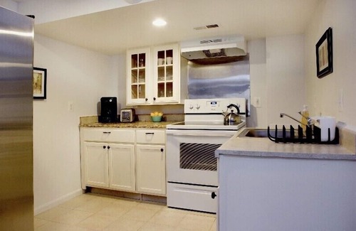 Silver Spring House | Charming Private 1-Bed Apartment with Free Parking & Spa