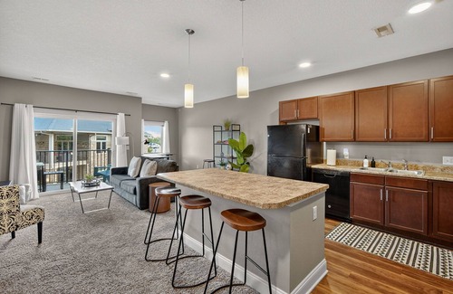 West Des Moines Apartment | Modern King 1BD Oasis with Inviting Outdoor Pool