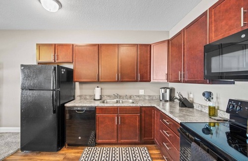West Des Moines Apartment | Modern King 1BD Oasis with Inviting Outdoor Pool